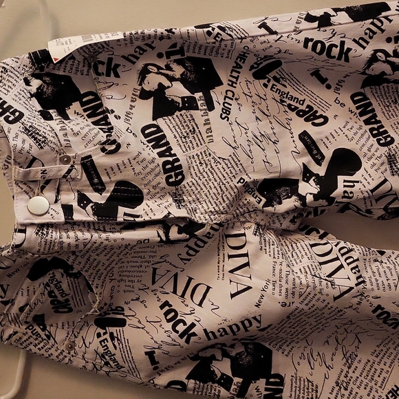 WOMANS ALLOVER PRINT PAPER WIDE LEG PANTS SIZE 5-7,STRETCH MATERIAL SUPER FUN - Picture 2 of 4